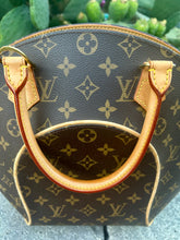 Louis Vuitton Monogram Ellipse